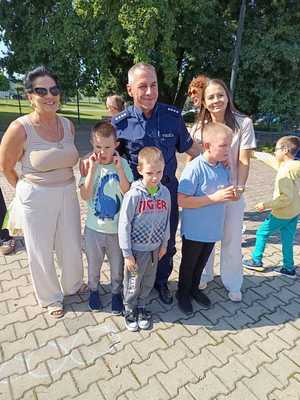 Policjanci i dzieci z Zespołu Szkół Specjalnych w Słupi w trakcie przekazania prezentów zebranych podczas akcji charytatywnej związanej z tegorocznymi obchodami Święta Policji