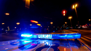 noc, sygnały świetlne na radiowozie