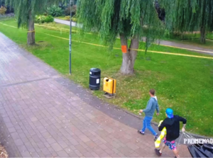 dwóch mężczyzn na drodze w parku