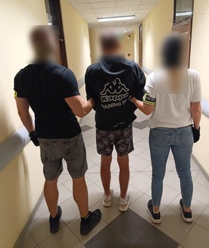 policjanci z zatrzymanym; zabezpieczone przedmioty