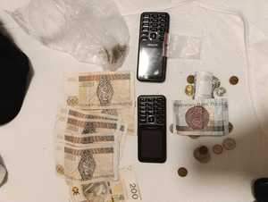 policjanci z zatrzymanym; zabezpieczone przedmioty