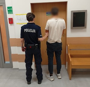 policjant z zatrzymanym