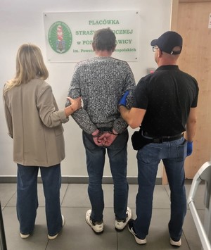 policjanci z zatrzymanym