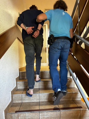 policjanci z zatrzymanymi