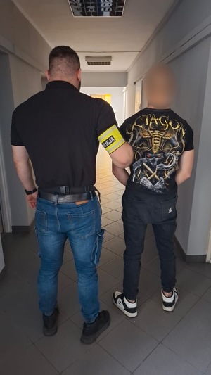 policjanci z zatrzymanymi