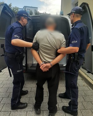 policjanci z zatrzymanym