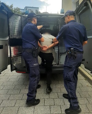 policjanci z zatrzymanym