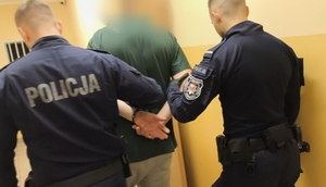 policjanci z zatrzymanym