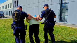 policjanci z zatrzymanym