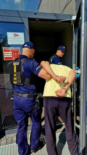 policjanci z zatrzymanym