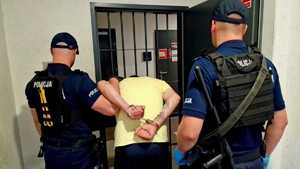 policjanci z zatrzymanym