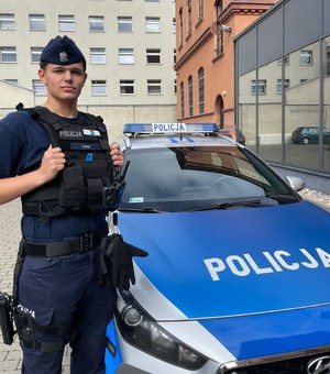 policjant przy radiowozie