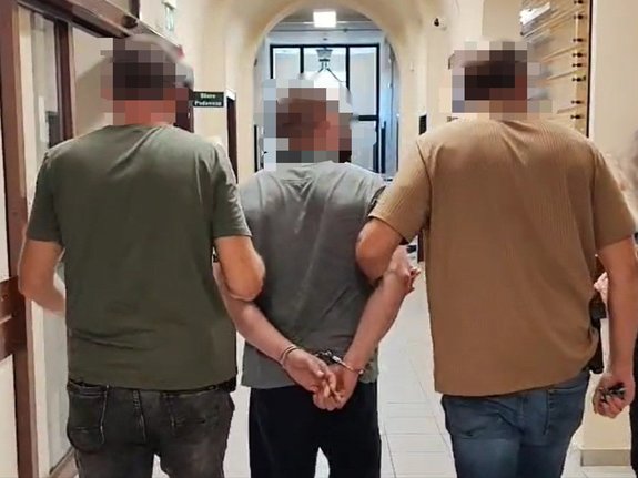 policjanci z zatrzymanym