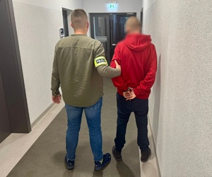 policjant z zatrzymanym