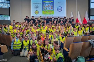 uczestnicy konkursu w odblaskowych kamizelkach