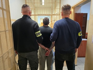 policjanci z zatrzymanym