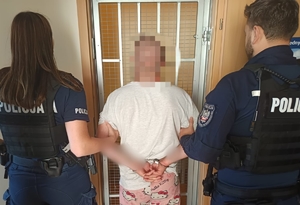 zabezpieczone narkotyki; policjanci z zatrzymanym