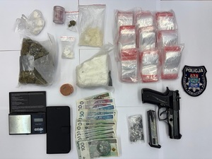 zabezpieczona broń, pieniądze i narkotyki