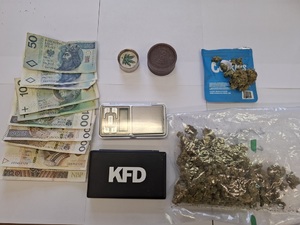 zabezpieczone pieniądze i narkotyki