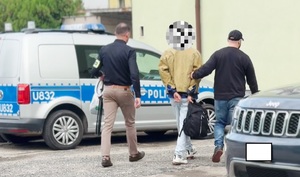 policjanci z zatrzymanym