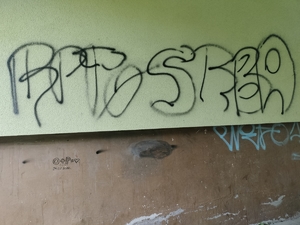 napisy namalowane sprayem na ścianie budynku
