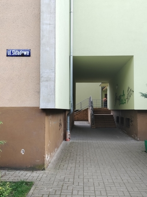 napisy namalowane sprayem na ścianie budynku