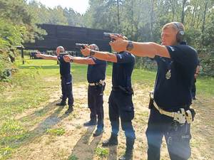 policjanci na strzelnicy w plenerze