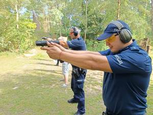 policjanci na strzelnicy w plenerze