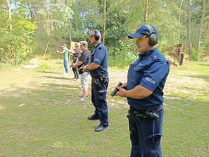 policjanci na strzelnicy w plenerze