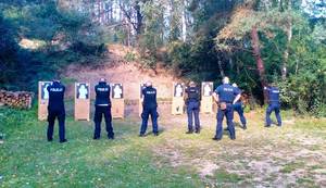 policjanci na strzelnicy w plenerze
