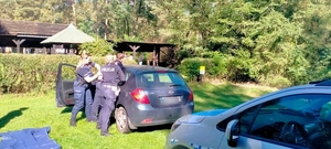 policjanci na strzelnicy w plenerze