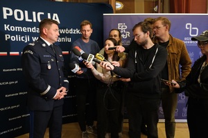 podpisanie umowy w sali uam