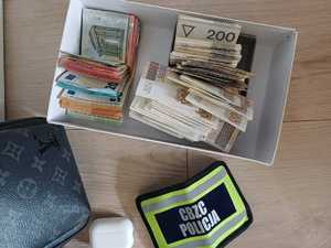 policjanci z zatrzymanym; zabezpieczone narkotyki, papierosy i pieniądze