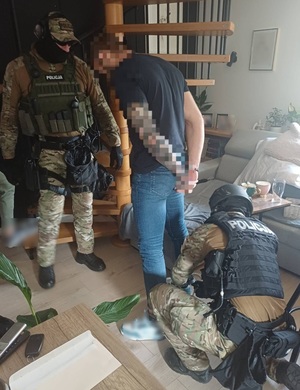 policjanci z zatrzymanym; zabezpieczone narkotyki, papierosy i pieniądze