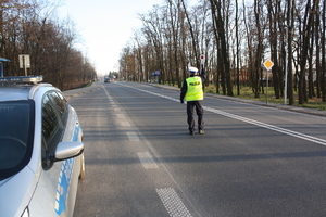 policjant z WRD zatrzymujący na drodze samochód do kontroli
