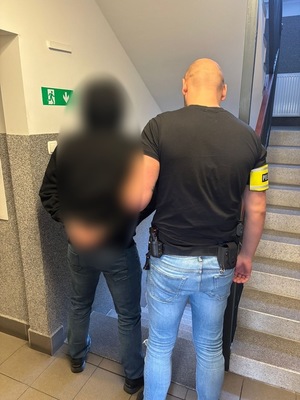 policjant z zatrzymanym
