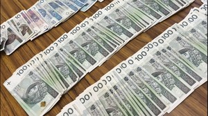 policjanci z zatrzymanymi; zabezpieczone narkotyki i pieniądze