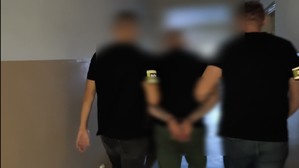 policjanci z zatrzymanymi; zabezpieczone narkotyki i pieniądze