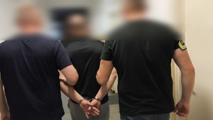 policjanci z zatrzymanymi; zabezpieczone narkotyki i pieniądze