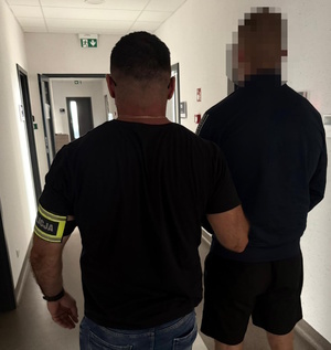 policjant z zatrzymanym; zabezpieczone przedmioty - pieniądze, narkotyki, maczety, siekiera, maski, gaz