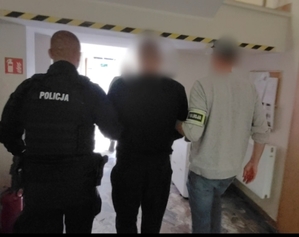 policjant z zatrzymanym; zabezpieczone narkotyki