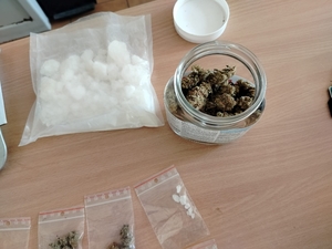 policjant z zatrzymanym; zabezpieczone narkotyki
