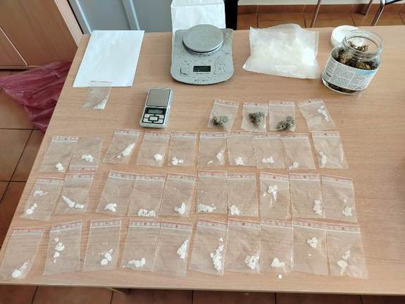 policjant z zatrzymanym; zabezpieczone narkotyki