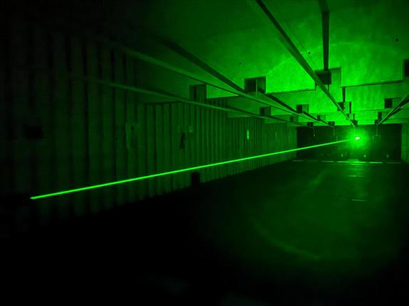 zielone światło lasera w ciemnym pomieszczeniu