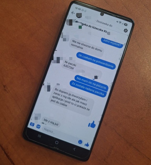 rozmowa między kupującą a oszustką, dotycząca kupna dostawki do łóżka, wyświetlona na telefonie