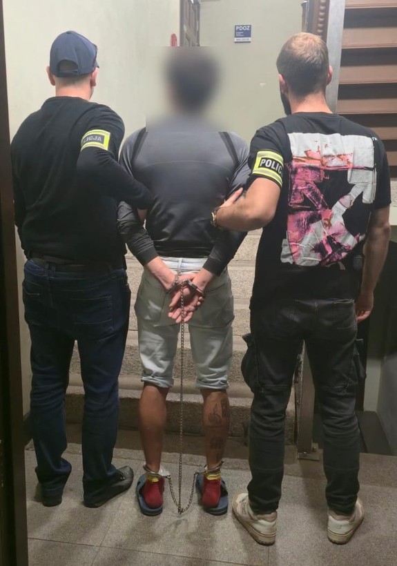 policjanci z zatrzymanymi