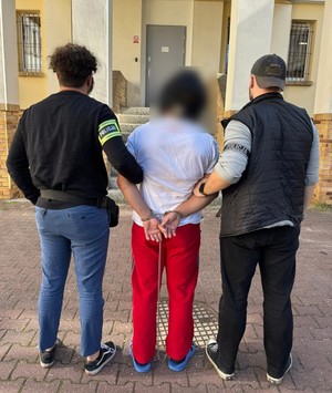 policjanci z zatrzymanymi