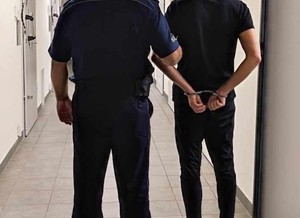 policjant z zatrzymanym