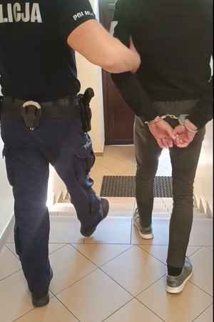 policjant z zatrzymanym