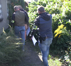 mężczyzna wskazuje policjantom miejsce ukrycia hulajnogi